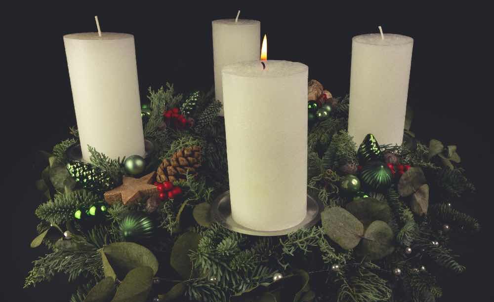 Advent wreath with one candle lit