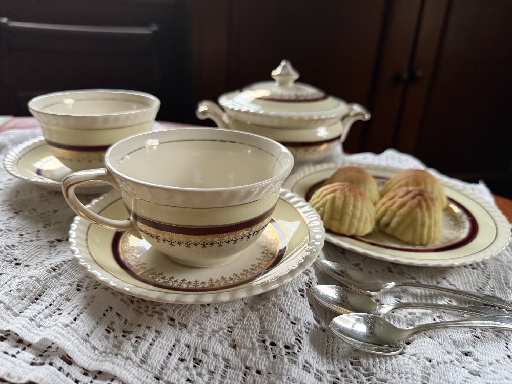 Teacups with cookies